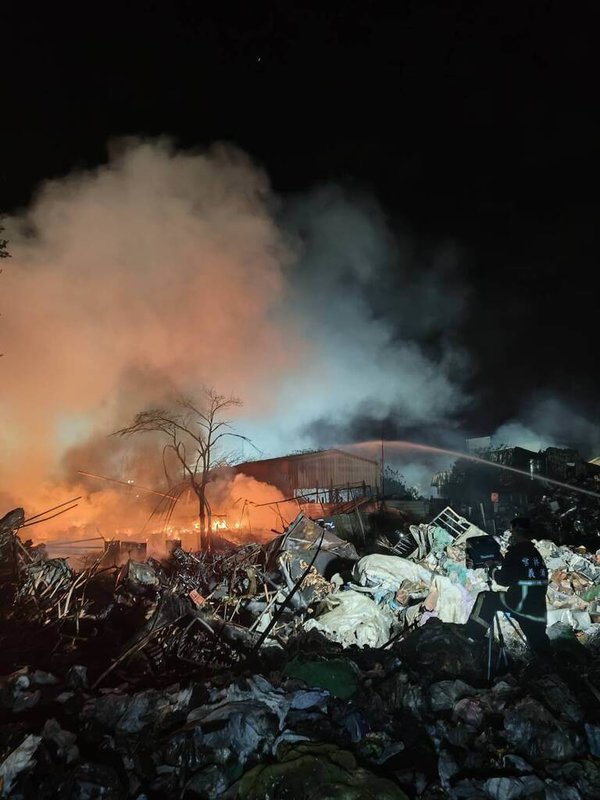 雲林縣褒忠鄉某民營資源回收場19日下午2時許發生火警，風勢助長火勢、現場水源不足，增加救援困難，除雲林縣消防局動員外，鄰近的彰化和嘉義縣市也派員支援。  （雲林縣消防局提供）　中央社記者姜宜菁傳真　115年2月19日