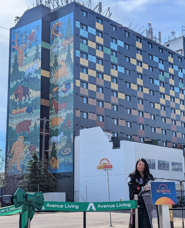 加拿大亞伯達省一處住宅大樓2025年完成翻新，外牆結合原住民藝術家創作，鋪設炭灰色、橘色、綠色等多元色彩太陽能建材，並以379.01平方公尺畫作規模，創下全球最大太陽能板藝術作品的金氏世界紀錄。（台灣美特斯能源公司提供）中央社記者高華謙傳真　115年2月19日