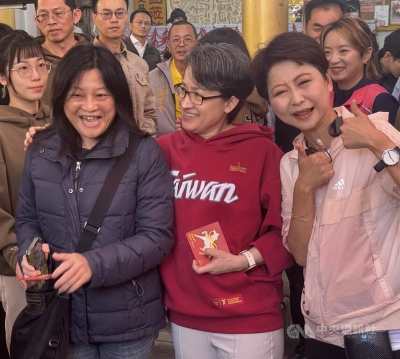 19日是大年初三，副總統蕭美琴（前中）上午在台南市開基玉皇宮發放福袋，還一眼認出專程來領福袋的國中同學蔡碧原（前左），兩人相見歡。中央社記者張榮祥台南攝 115年2月19日