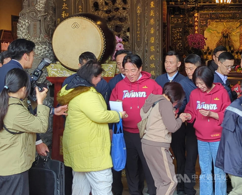 總統賴清德（前右3）19日在民主進步黨台中市長參選人何欣純（前右）等陪同下，到台中北區元保宮參香、發福袋。中央社記者蘇木春攝　115年2月19日