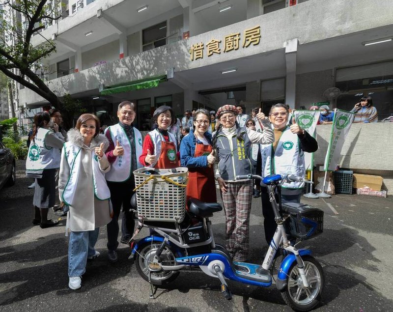 副總統蕭美琴（右3）與民進黨立委蘇巧慧（左3）前往新北板橋惜食廚房擔任一日志工。（總統府提供）中央社記者溫貴香傳真　115年2月19日