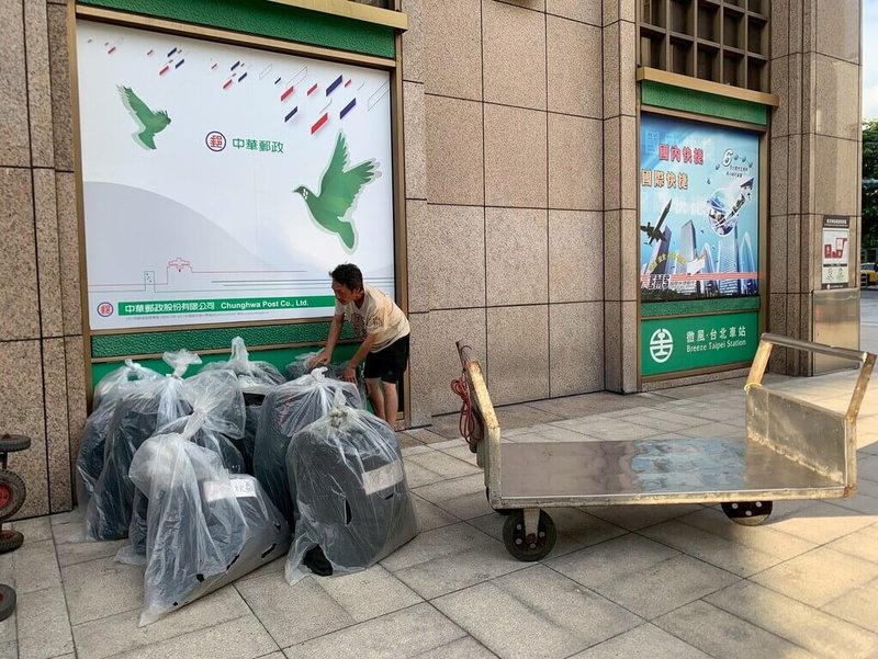 台北市社會局統計，近3年每年都成功協助約200名街友脫遊，原因之一在於對街友的要求較嚴格，有作息規定，物品還要集中管理。圖為行李房專責派工搬運街友行李。（台北市社會局提供）中央社記者陳昱婷傳真 115年2月20日
