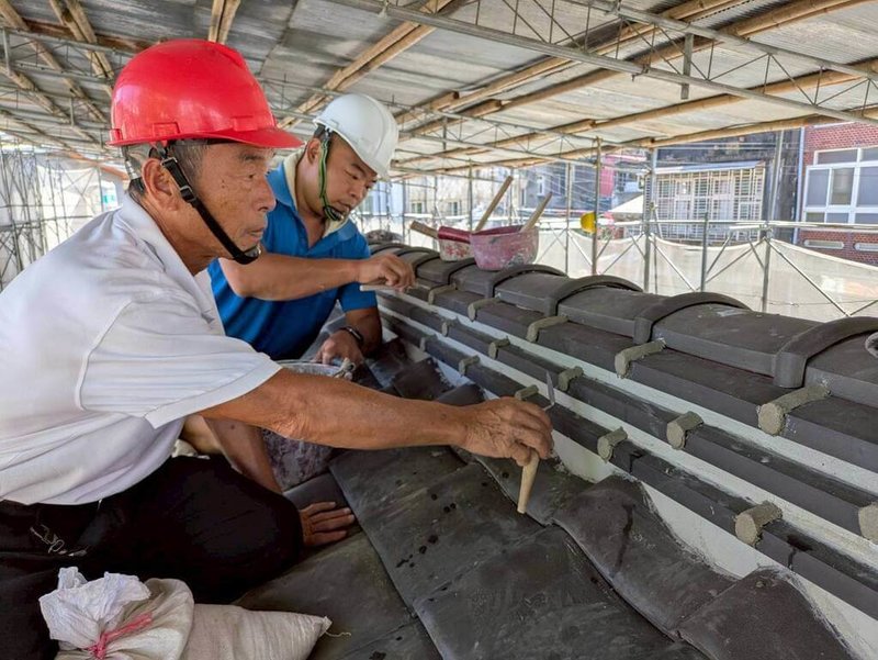 新竹縣關西分駐所是1棟近百年歷史的日式建築,因長期缺乏修繕而多處毀損,曾出現結構安全疑慮,為避免古蹟持續惡化,新竹縣縣府陸續委託調查研究,盤點歷史背景、建築特色與損壞情形,並進行相關修復。(新竹縣文化局提供)中央社記者郭宣彣傳真 115年2月20日