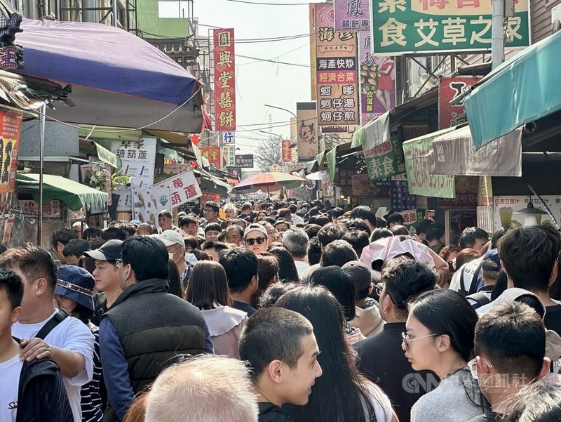 彰化縣鹿港老街春節期間湧入大批走春人潮，20日街道擠得幾乎水洩不通。中央社記者鄭維真攝　115年2月20日