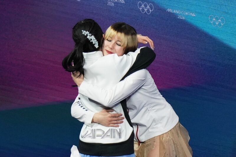 劉美賢（右）賽後擁抱激動的日本小將中井亞美（左）。（美聯社）