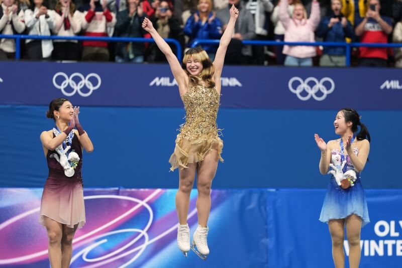 美國華裔花式滑冰選手劉美賢（中）19日在米蘭冬季奧運完成長曲大逆轉奪金，日本名將坂本花織（左）以總分224.90飲恨鍍銀；17歲小將中井亞美（右）219.16分摘銅。（美聯社）
