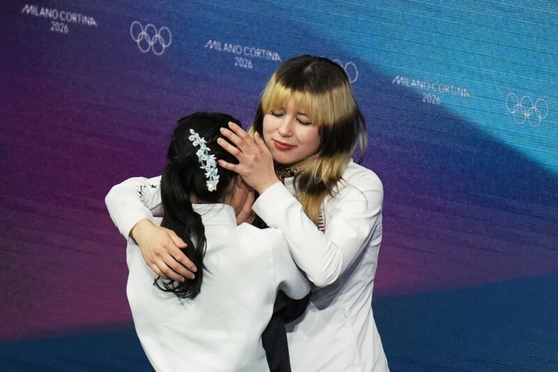 劉美賢（左）擁抱激動的日本小將中井亞美（右）。（美聯社）