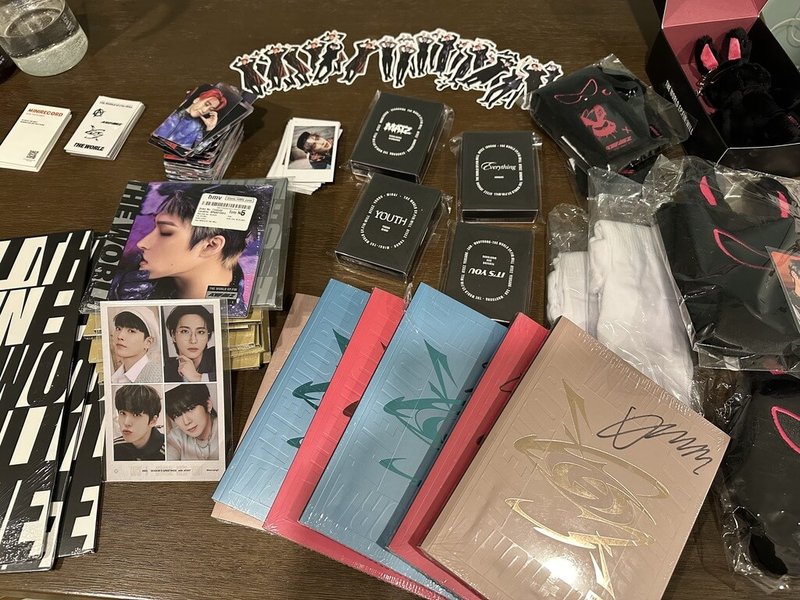 為了感謝ATEEZ音樂陪伴走過工作的低潮，歌迷小雨（化名）一口氣購買了30張專輯，隨機附贈的小卡全數送給真正收藏的朋友。（讀者提供）中央社記者陳婕翎傳真　115年2月20日