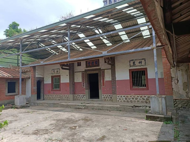 新竹縣東平問禮堂為竹北在地林氏家族祖厝，1998年高鐵建設啟動徵收期間，因建築完整、具代表性而予以保留，並於2007年登錄為新竹縣歷史建築，是竹北高鐵特定區內少數保存下來的傳統建築之一。（新竹縣文化局提供）中央社記者郭宣彣傳真 115年2月20日