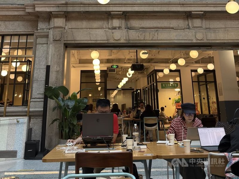 共享辦公室成為部分中國新創公司與自由職業者的新選擇，光是共享辦公室租賃商WeWork在上海就有超過20處據點。圖為在上海靜安區WeWork工作的中國青年，攝於114年10月14日。中央社記者廖文綺上海攝  115年2月20日