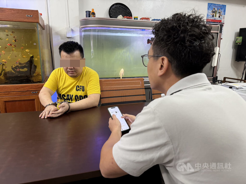 馬尼拉華人區殺人分屍案，落網凶嫌（黃衣）持偽造台灣護照自稱台灣人，經刑事局駐菲聯絡官（前）前往警局確認身分，證實男子真實國籍是中國，所持假護照是網上非法購得。中央社記者林行健馬尼拉攝  115年2月20日