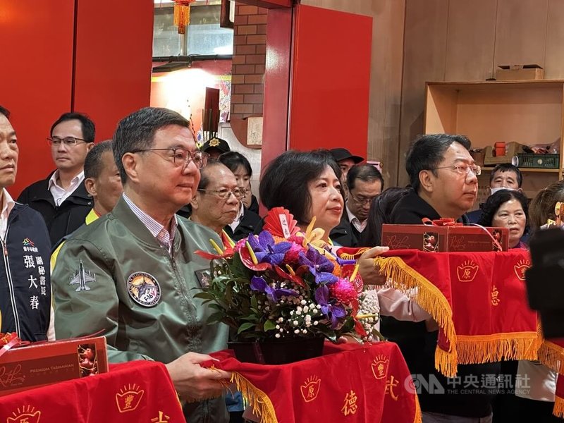 行政院長卓榮泰（左1）20日到台中市豐原區武德宮參拜祈福，民主進步黨台中市長參選人何欣純（左2）、台中市議員謝志忠（左3）陪同出席。中央社記者趙麗妍攝　115年2月20日