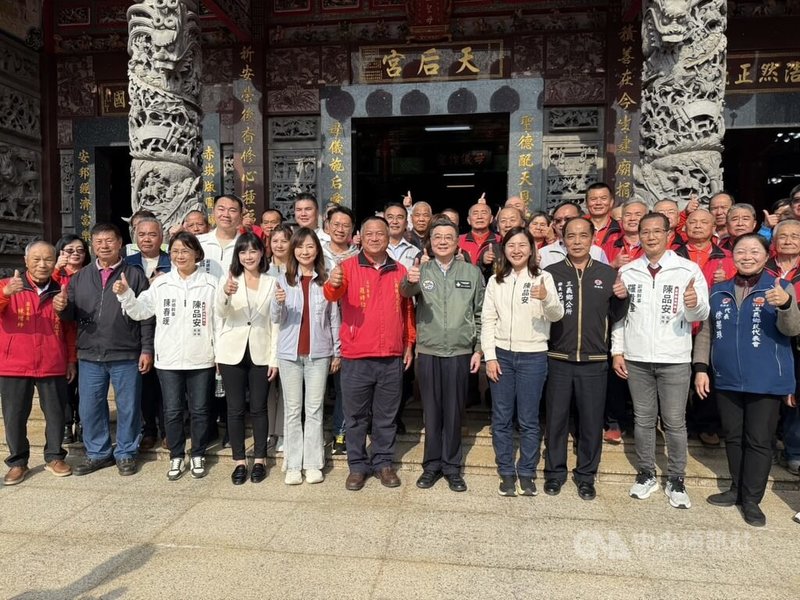 行政院長卓榮泰（前右5）20日大年初四前往苗栗縣參香祈福時表示，去年經濟成長率達8.63%創15年來最高，政府財政好，對人民照顧增加，這需要中央與地方徹底合作，讓政策落實。中央社記者管瑞平攝　115年2月20日