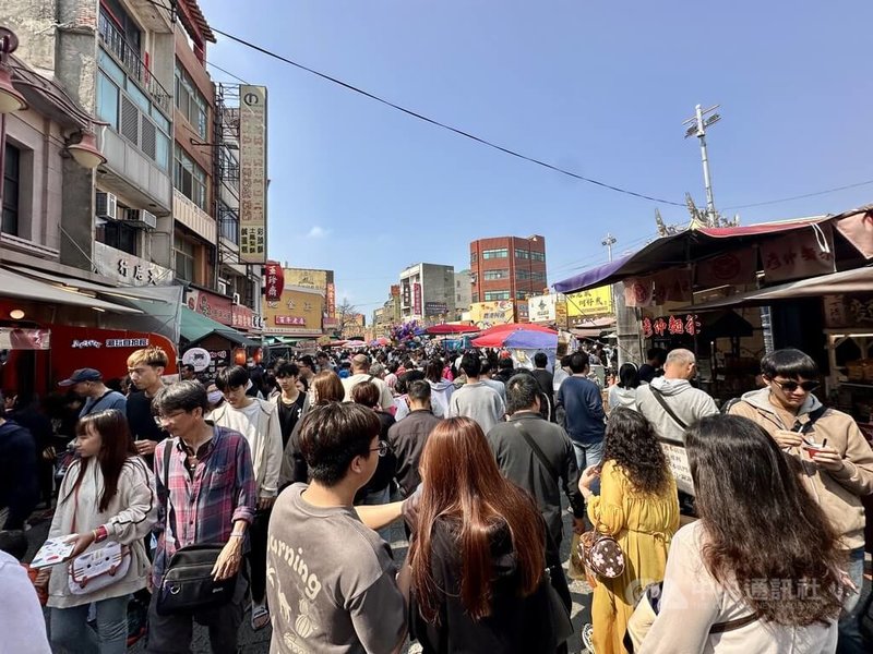 大批遊客20日到彰化縣鹿港老街走春，店家叫賣聲此起彼落，遊客穿梭巷弄買小吃及伴手禮。中央社記者鄭維真攝　115年2月20日