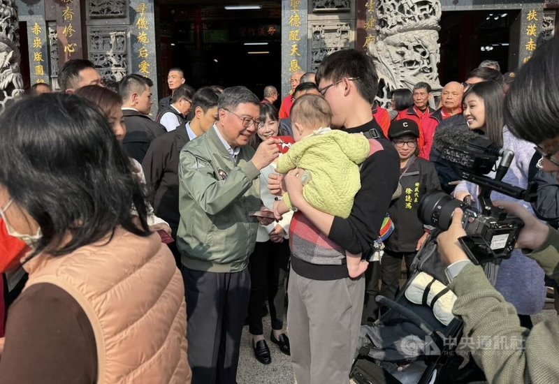 行政院長卓榮泰（後左）20日大年初四前往苗栗縣三義天后宮參香祈福，並發送福袋向民眾拜年，表達祝福。中央社記者管瑞平攝　115年2月20日