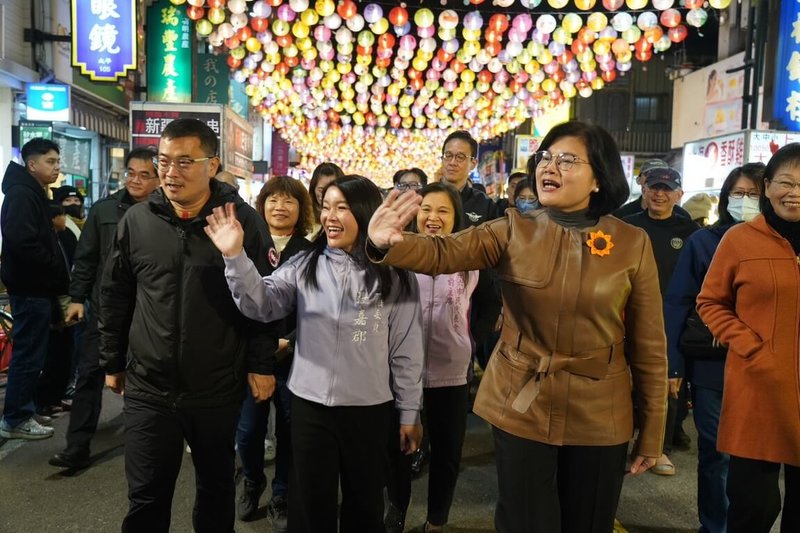國民黨立委張嘉郡（中）強力推薦民眾可以到雲林縣的太平老街走春。 （張嘉郡辦公室提供）中央社記者王承中傳真 115年2月20日