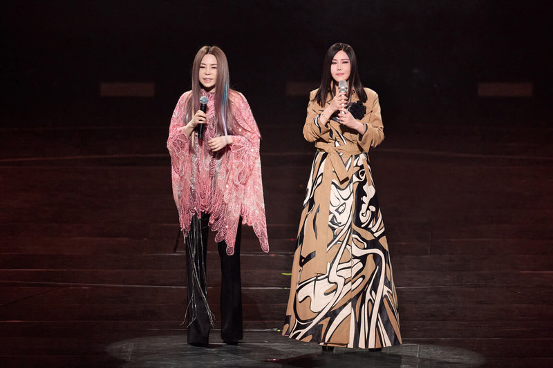 台語歌后江蕙（右）「無．有」演唱會安可場20日在台北小巨蛋開唱，其中與妹妹江淑娜（左）久違16年合體成為全場最大彩蛋，讓現場氣氛瞬間沸騰。（寬宏藝術提供）中央社記者陳容琛傳真  115年2月20日