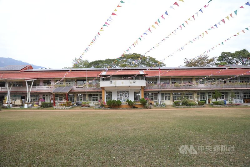 高雄內門區金竹國小被群山、雲海及九重葛圍繞，是一所隱藏山林的「秘境小學」。圖為金竹國小校舍外觀。中央社記者張已亷攝  115年2月20日