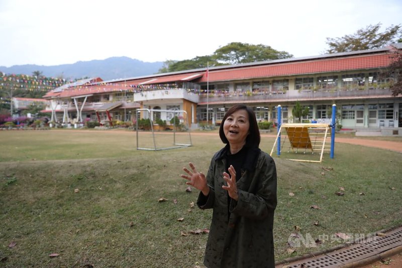 高雄市內門區金竹國小校長吳俐錦（圖）在校舍前，講述自身理念與校內空間規劃。中央社記者張已亷攝　115年2月20日