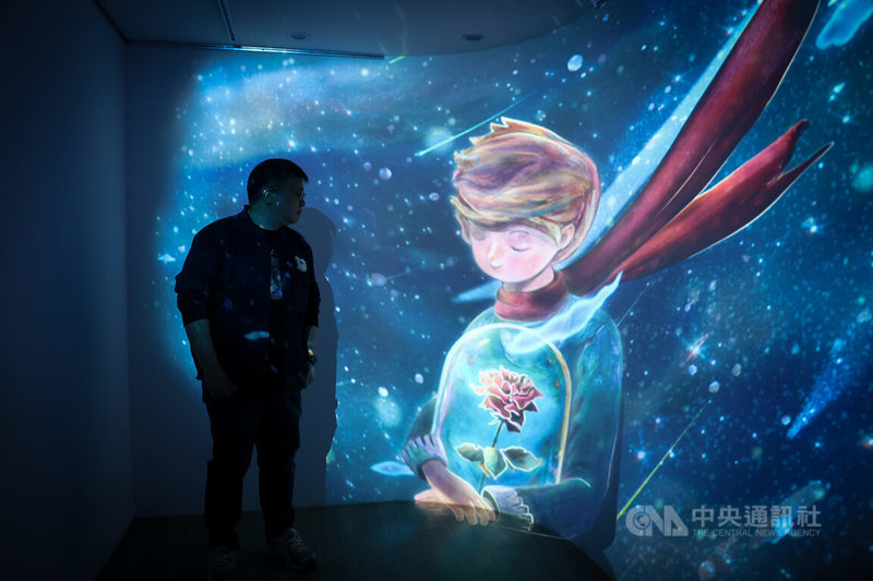 香港繪畫師Steven Choi（圖）是法國官方授權繪畫「小王子」首名華人繪畫師，他在2025年底在台創立「陋室五月」藝術空間，他因過去在台推出光影繪本展深受震撼，入口處也特別設立沉浸式空間。中央社記者王騰毅攝　115年2月20日
