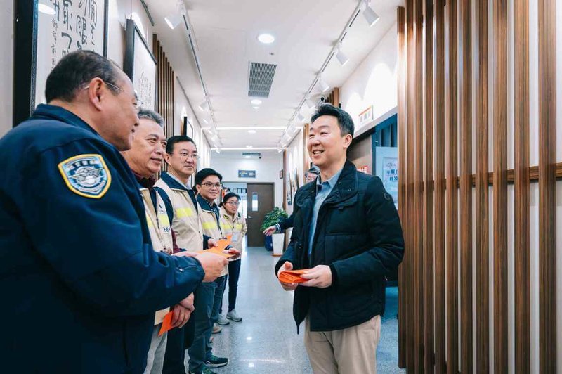 交通部長陳世凱（右）春節期間赴金門航空站，視察外島航班營運狀況，了解塔台運作及航空站消防應變，並準備紅包慰勞同仁。（交通部提供）中央社記者張雄風傳真  115年2月20日