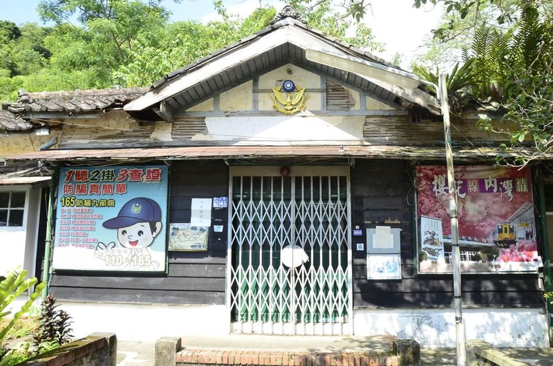 新竹縣歷史建築內灣派出所興建於1938年，過去因大雨屋頂坍塌，文化局爭取客委會補助，陸續工程案招標，並推動建築修復及周邊景觀改善，重現內灣派出所的歷史風華。（新竹縣文化局提供）中央社記者郭宣彣傳真 115年2月20日