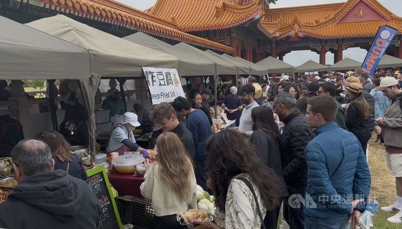 南非南華寺上週末舉辦新春蔬食品嘗會,設置多個蔬食攤位,吸引民眾排隊選購與品嘗,展現蔬食文化推廣成果。中央社記者李依璇布朗浩斯普特攝 115年2月20日