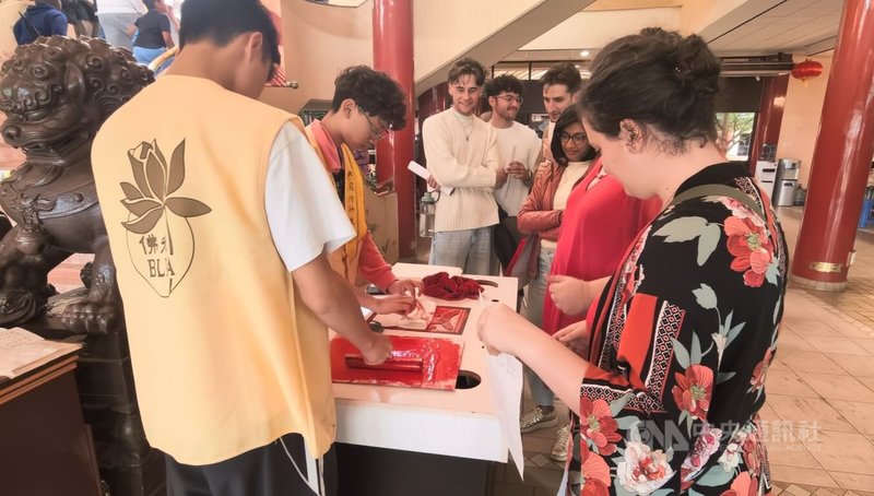 南非南華寺新春活動中,民眾參與傳統拓印體驗活動,在志工指導下親手製作作品,感受中華文化魅力。中央社記者李依璇布朗浩斯普特攝 115年2月20日