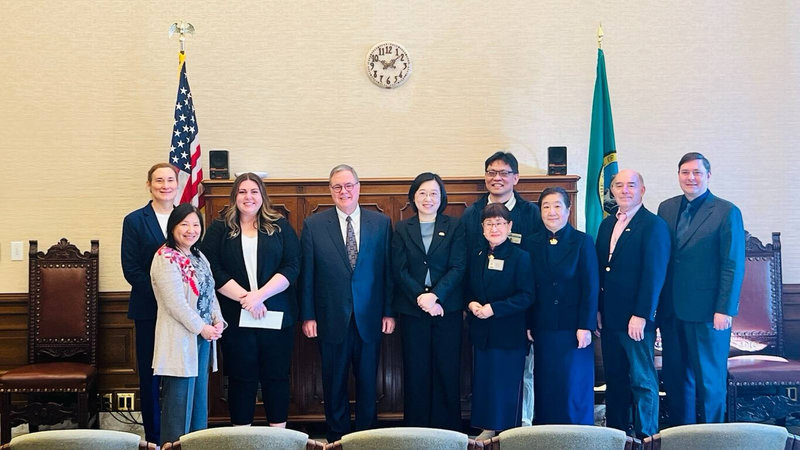 駐西雅圖辦事處長林美呈（中）代表台灣捐款協助美國華盛頓州賑濟救災，華州副州長赫克（後排左3）等政要共同見證。（駐西雅圖辦事處提供）中央社記者張欣瑜舊金山傳真　115年2月20日