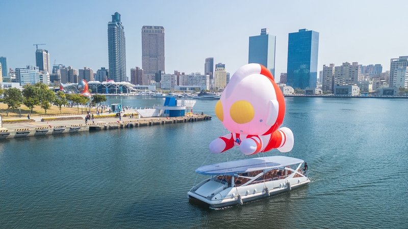 2026「高雄冬日遊樂園」彩蛋再現，觀光局20日上午10時進行航行與飛行測試，超人力霸王搭配太陽能「愛之船」在灣區展演，將視風況不定期領航。（高雄市觀光局提供）中央社記者林巧璉攝　115年2月20日