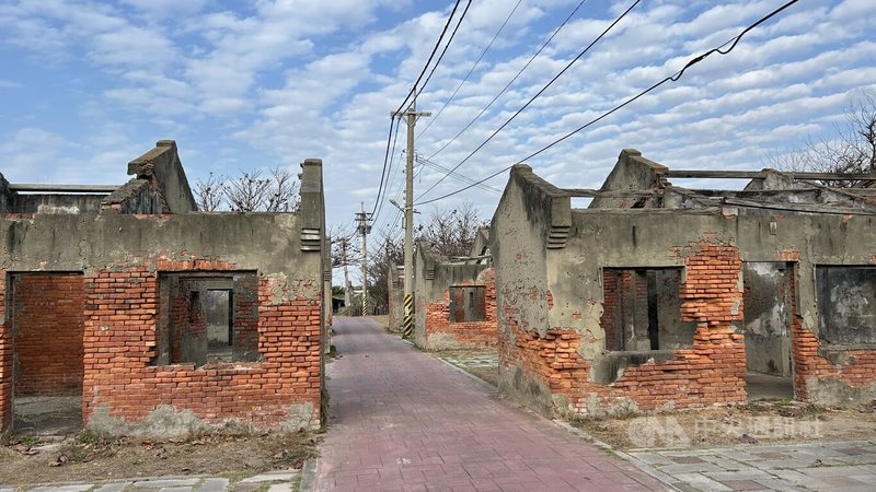 彰化縣海線線西鄉蛤蜊兵營原先為退除役軍人居住房舍，隨時代演進人去樓空，經彰化縣政府整修，指定為文化景觀，也成為網美景點。中央社記者吳哲豪彰化攝 115年2月20日