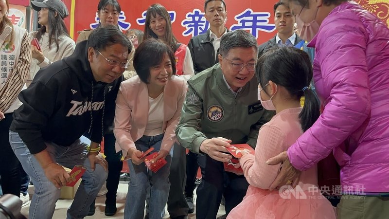 行政院長卓榮泰（左3）20日到台中市豐原區武德宮參拜祈福並發福袋，民主進步黨台中市長參選人何欣純（左2）、台中市議員謝志忠（左1）陪同。中央社記者趙麗妍攝　115年2月20日