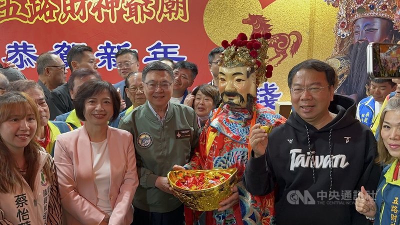 行政院長卓榮泰（左3）20日到台中市豐原區武德宮參香祈福，笑稱與民主進步黨台中市長參選人何欣純（左2）站在一起，代表「欣欣向榮」。中央社記者趙麗妍攝　115年2月20日