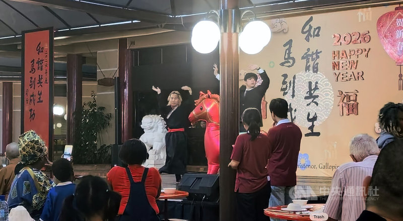 南非南華寺上週六(14日)晚間圍爐活動,青年營隊帶來馬年串燒歌舞表演,為新春慶典增添熱鬧氣氛。中央社記者李依璇布朗浩斯普特攝 115年2月20日