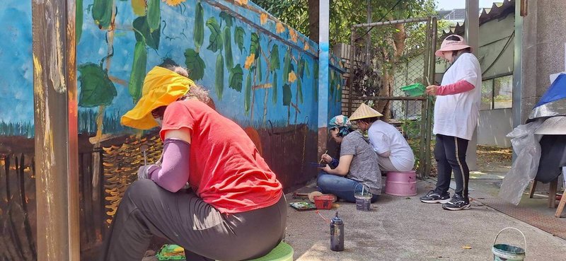 苗栗縣三義鄉勝興社區發展協會與失親兒基金會合作，由藝術家帶領孩童彩繪舊圍牆，畫出客庄生活。過程中一些社區長者參與其中，老中青三代努力下，點亮老舊圍牆。（苗栗縣三義鄉勝興社區發展協會提供）中央社記者王揚宇傳真　115年2月20日