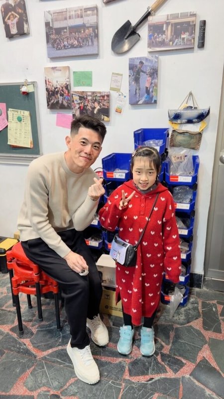 陸軍第101旅士官長陳保宏（左）去年協助花蓮光復洪災救災，將叢林帽戴在路旁為官兵道謝的葉小妹頭上的畫面感動很多人。農曆春節初二陳保宏兌現承諾，回到光復探望葉小妹。（Threads社群平台@sea_0710提供）中央社記者張祈傳真 115年2月20日