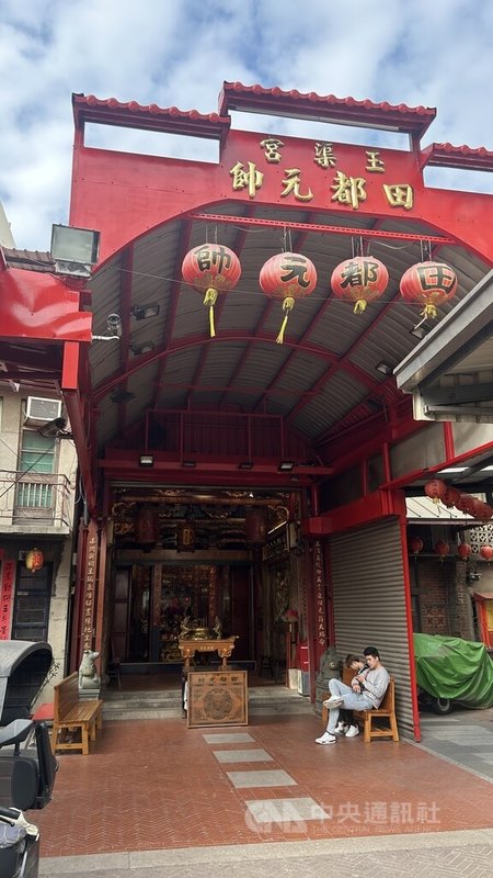 玉渠宮隱身彰化縣鹿港鎮老街，主祀田都元帥，和其他鹿港廟宇相比規模不大，卻獨具特色。中央社記者吳哲豪彰化攝 115年2月20日