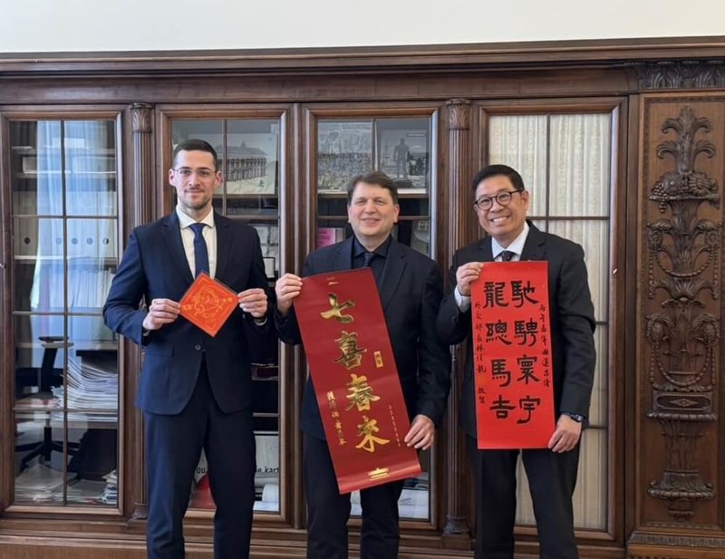 駐斯洛伐克代表李南陽（右）與首都舊城區市長瓦加奇（中）、副市長艾利斯（左）共持春聯，向台灣民眾賀馬年新春，祝福台斯友誼歷久彌新。（駐斯洛伐克代表處提供）中央社記者劉郁葶布拉格傳真 115年2月20日