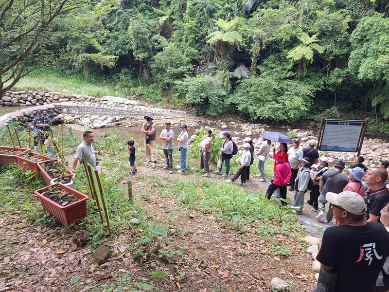 平溪區紫東社區發展協會透過復育艷紅鹿子百合、螢火蟲,逐步實踐環境永續,以生態導覽、春季賞螢體驗與農村手作活動,感受山林生態與人文交織的慢活魅力。(新北市政府提供)中央社記者黃旭昇傳真 115年2月21日