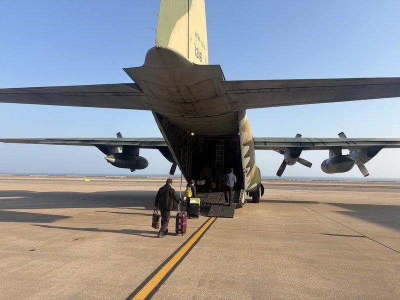 春節連續假期已接近尾聲,金門機場21日因候補旅客較多,民航局請國防部支援4架次軍機疏運,讓民眾可以準時返回工作崗位。(民航局提供)中央社記者黎建忠傳真 115年2月21日