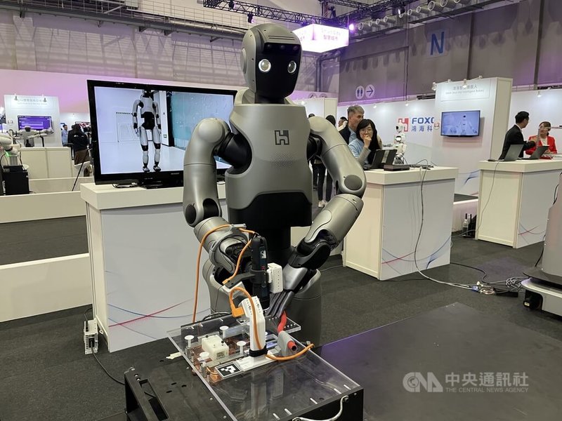 人形機器人雙手越來越靈活,在工廠產線承擔鎖螺絲作業熟能生巧。圖為鴻海2025年科技日展示足式AI工業人形機器人應用。中央社記者鍾榮峰攝 115年2月21日