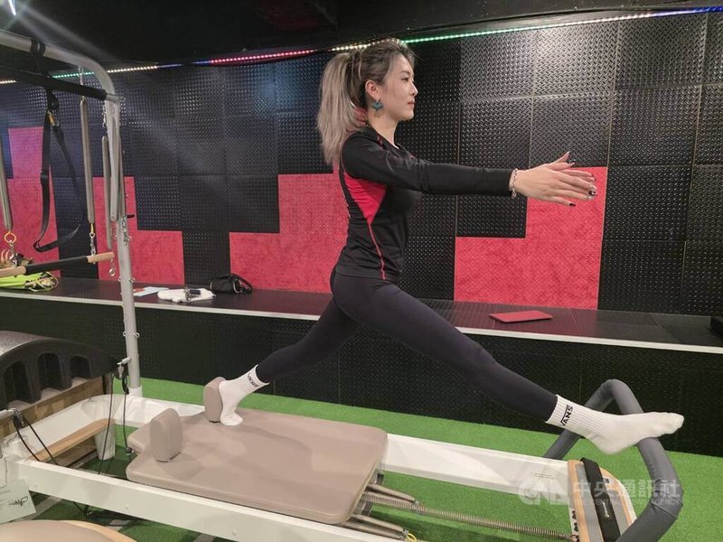 相較傳統墊上皮拉提斯,器械式皮拉提斯最大差異在於設備,以核心床的彈簧阻力與滑軌設計,可讓學員動作更具支撐與變化(Reformer)。中央社記者江明晏攝 115年2月21日