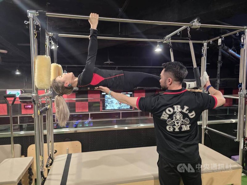 器械式皮拉提斯的動作原理在於「身體排列」的調整,在訓練肌肉的同時,強化深層核心與脊椎控制,也常被應用於運動復健與姿勢矯正。中央社記者江明晏攝 115年2月21日