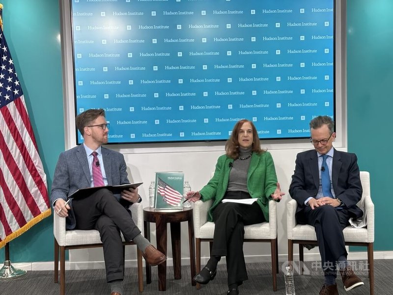 華府智庫哈德遜研究所20日舉行座談分析台美對等關稅協定，由資深研究員華特斯（左）主持，智庫「德國馬歇爾基金會」學者葛來儀（中）、美台商業協會會長韓儒伯（右）出席。中央社記者侯姿瑩華盛頓攝　115年2月21日