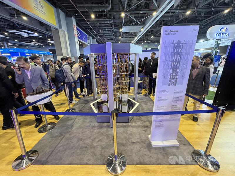 人工智慧(AI)的應用仰賴運算力,IBM的模組化量子電腦IBM Quantum System Two(圖)在印度進行的AI影響力峰會現身。中央社記者李晉緯新德里攝 115年2月21日