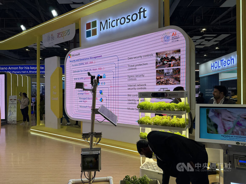 在印度進行的人工智慧影響力峰會期間,展示了許多人工智慧(AI)的應用。圖為廠商藉微軟發展符合印度所需的AI農作系統。中央社記者李晉緯新德里攝 115年2月21日
