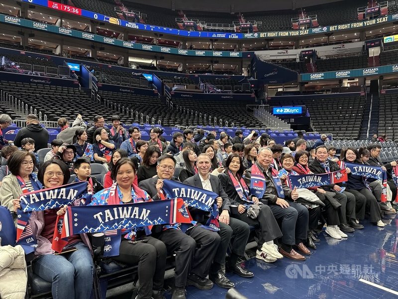 美國職籃NBA巫師隊「台灣之夜」20日晚上在華府登場,僑務委員會委員長徐佳青(前排左7)、駐美代表俞大㵢(前排左6)等人到場參加。中央社記者侯姿瑩華盛頓攝 115年2月21日