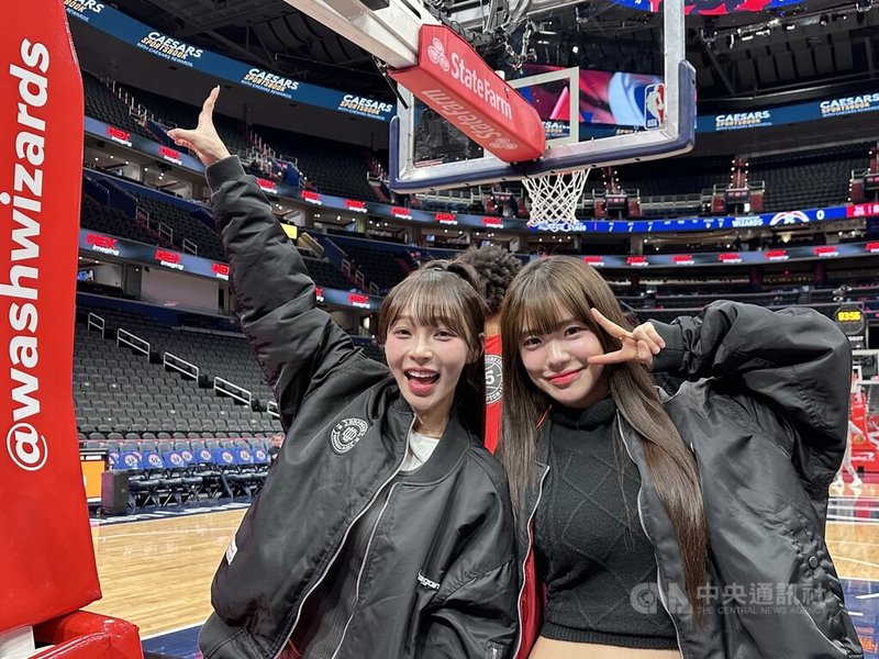 美國職籃NBA巫師隊「台灣之夜」20日晚上在華府登場，中職味全龍隊啦啦隊女神林襄（左）及韓籍隊員李多慧也現身看球並與僑胞同歡。中央社記者侯姿瑩華盛頓攝　115年2月21日