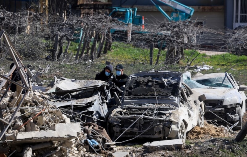黎巴嫩貝卡谷地20日遭以色列空襲，圖為當地民眾檢查受損車輛。（路透社）