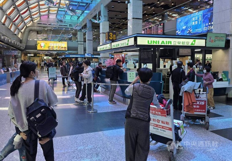 春節連假近尾聲，大部分返鄉過年民眾提前在21日返台，澎湖機場出現人潮。中央社  115年2月21日